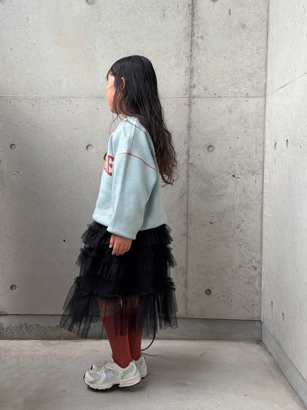 その他のボストンバッグ、グリーン系のニット/セーター、ブラック系のスカートを着用したキッズの冬コーディネートの3枚目の写真