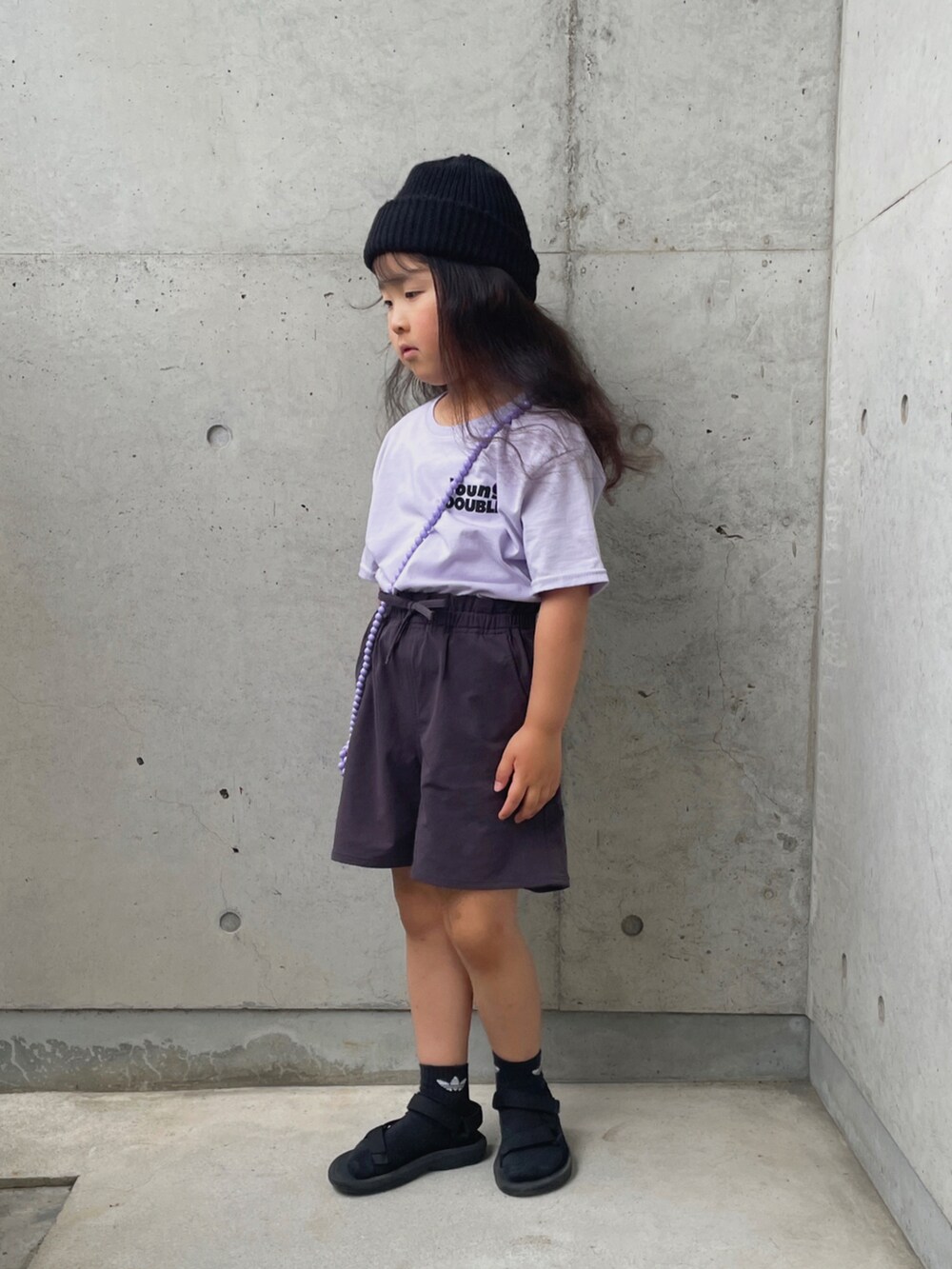 グレー系のその他パンツ、ブラック系のサンダル、パープル系のTシャツ/カットソーを着用したキッズの春コーディネートの3枚目の写真