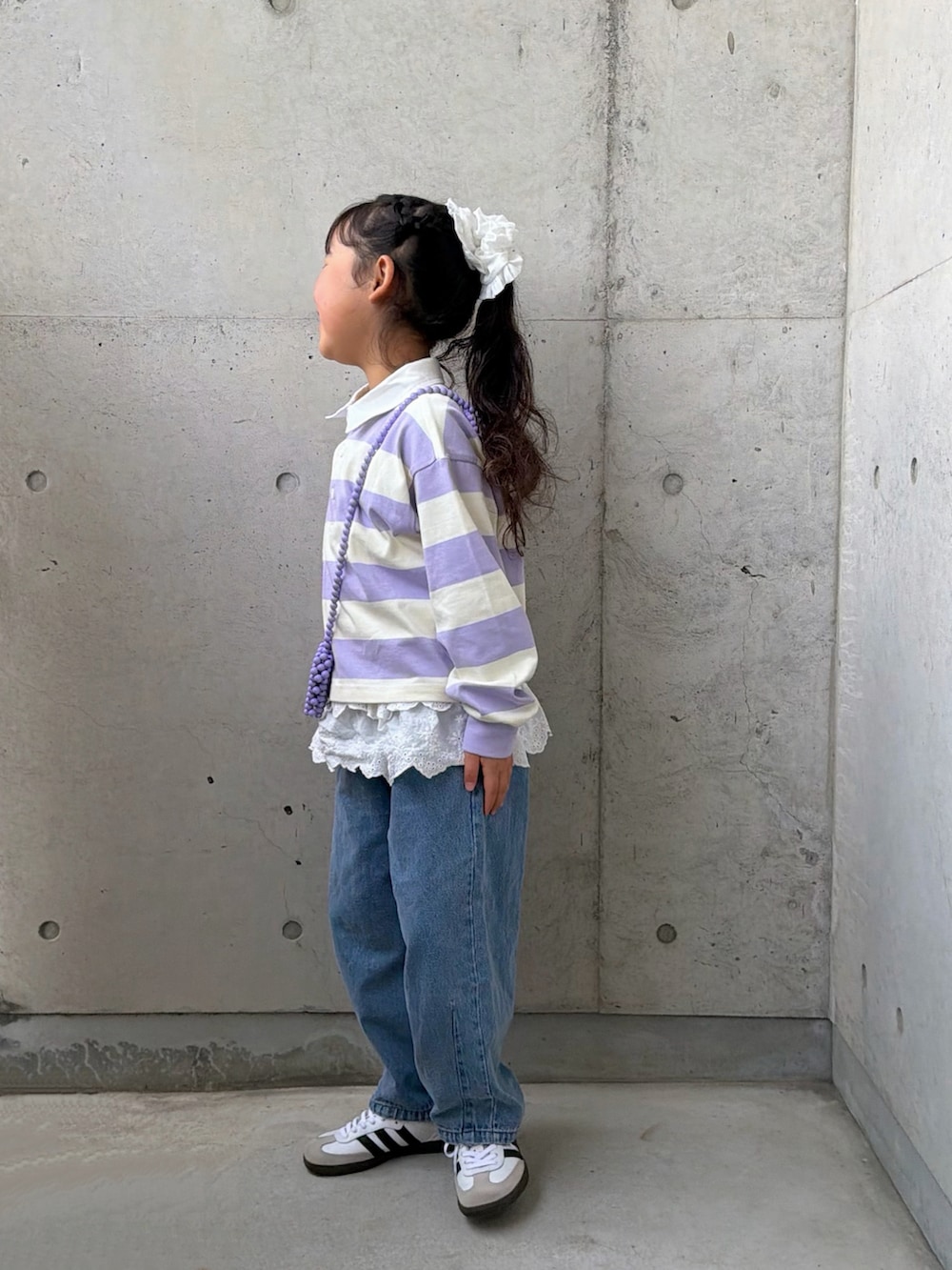 パープル系のTシャツ/カットソー、ホワイト系のトップス、ブルー系のパンツを着用したキッズの春コーディネートの5枚目の写真