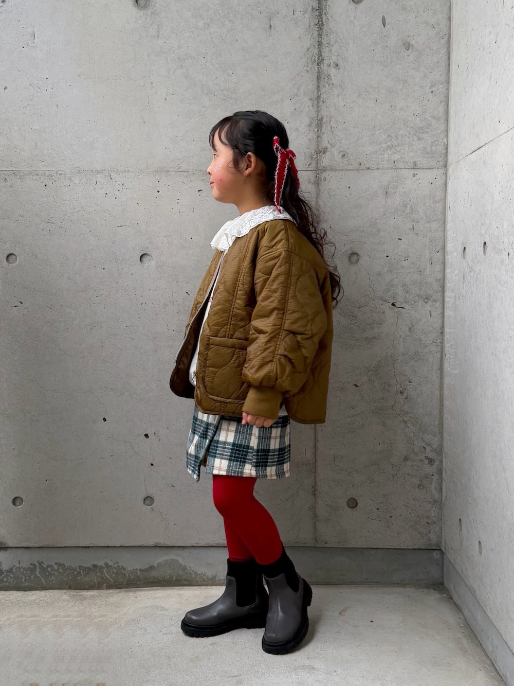 ベージュ系のスウェット、グレー系のブーツ、ブラウン系のダウンジャケット/コートを着用したキッズの冬コーディネートの2枚目の写真