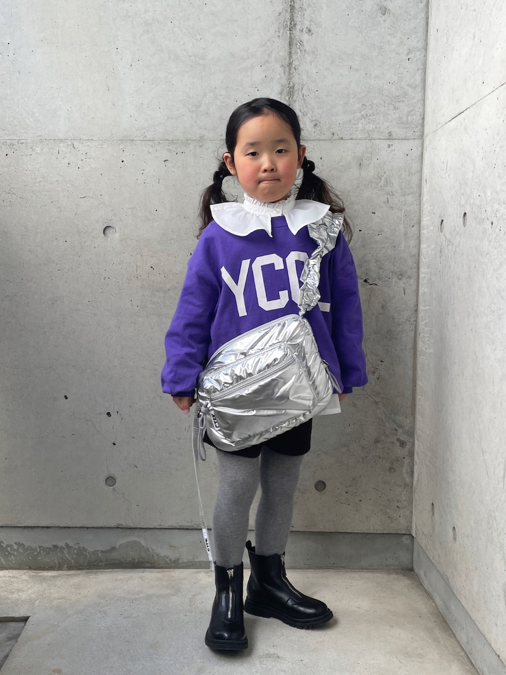 シルバー系のショルダーバッグ、パープル系のTシャツ/カットソー、ホワイト系のシャツ/ブラウスを着用したキッズの冬コーディネートの5枚目の写真