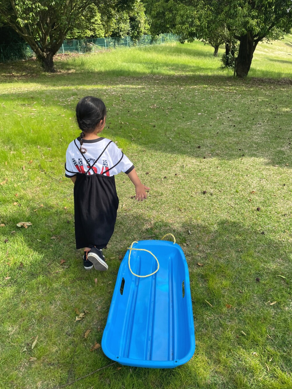 ホワイト系のその他パンツ、ホワイト系のサンダル、ホワイト系のTシャツ/カットソーを着用したキッズの春コーディネートの5枚目の写真