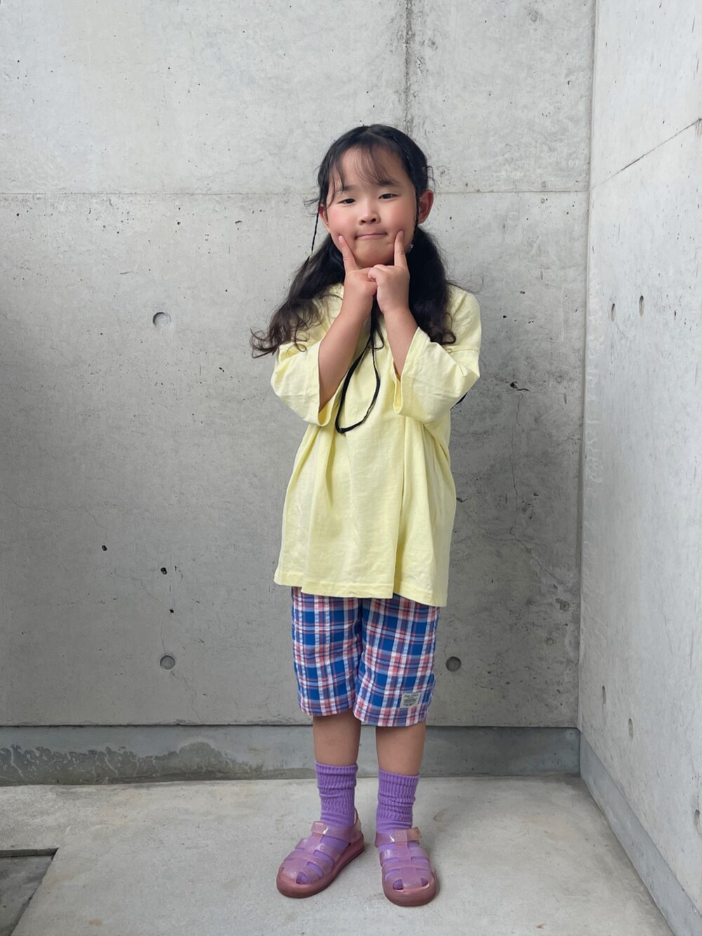 ブルー系のその他パンツ、イエロー系のTシャツ/カットソー、その他のサンダルを着用したキッズの夏コーディネートの5枚目の写真