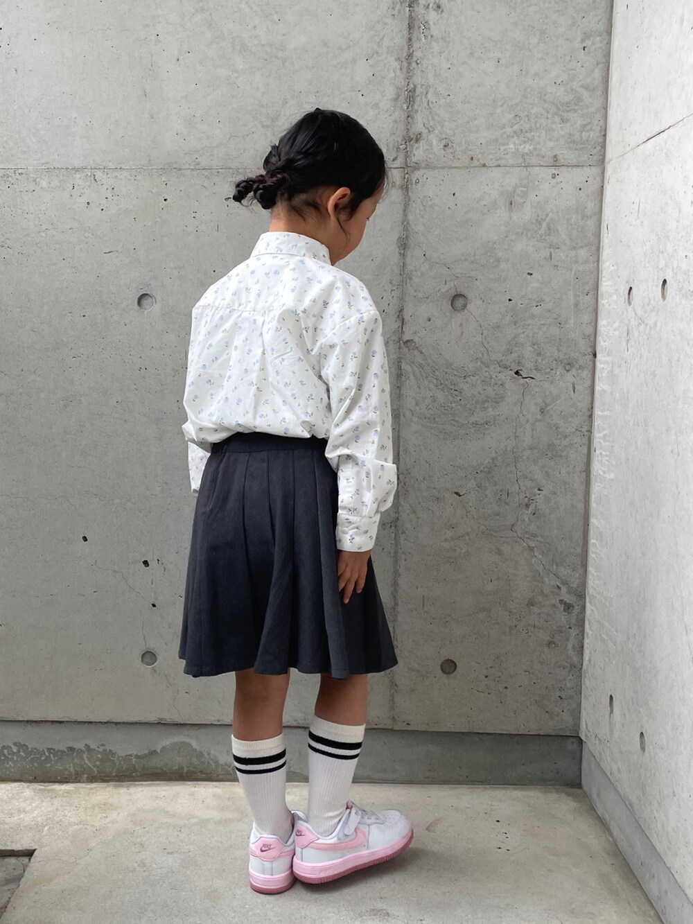 ホワイト系のスニーカー、グレー系のスカート、ホワイト系のシャツ/ブラウスを着用したキッズの春コーディネートの5枚目の写真