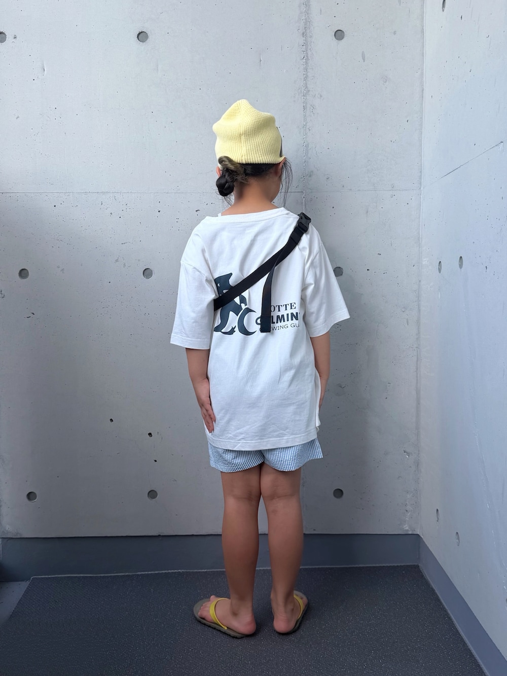 ホワイト系のTシャツ/カットソー、ブラック系のボディバッグ/ウエストポーチ、ブラウン系のサンダルを着用したキッズの夏コーディネートの3枚目の写真