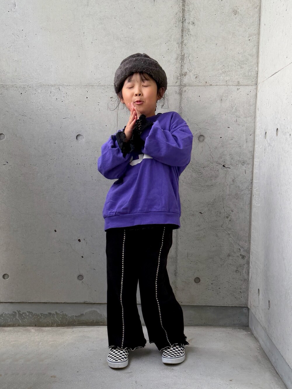 パープル系のTシャツ/カットソー、ブラック系のTシャツ/カットソー、ブラック系のスウェットパンツを着用したキッズの秋コーディネートの4枚目の写真