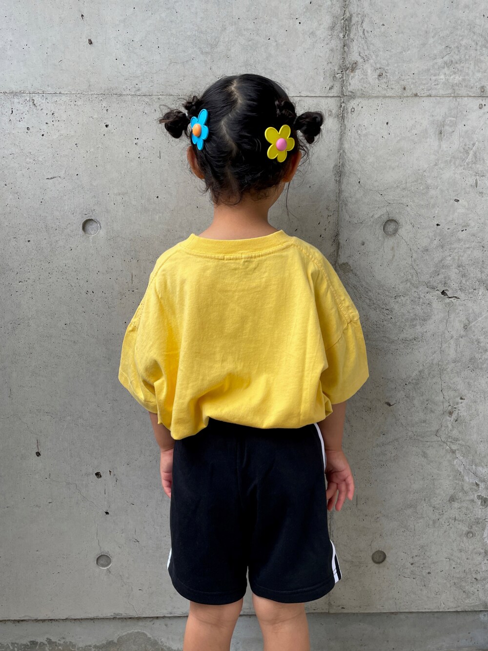 イエロー系のTシャツ/カットソー、ブラック系のその他パンツ、ブラック系のサンダルを着用したキッズの春コーディネートの5枚目の写真