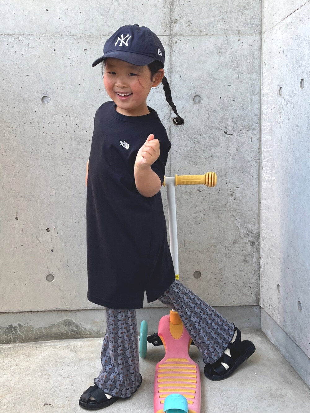 ブラック系のワンピース、グレー系のその他パンツ、ホワイト系のスニーカーを着用したキッズの春コーディネートの3枚目の写真