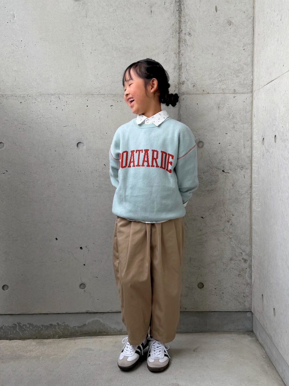 グリーン系のニット/セーター、ホワイト系のシャツ/ブラウス、イエロー系のその他パンツを着用したキッズの冬コーディネートの4枚目の写真