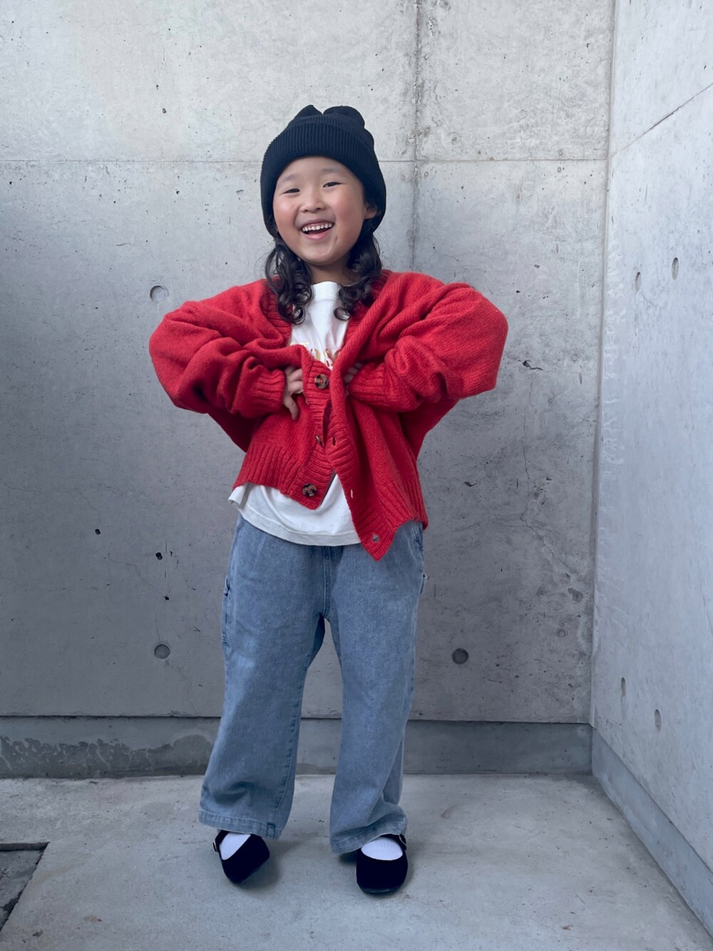 「秋っぽコーデ更新中、カーディガン、ニット、ニット帽、デニムパンツ、バレエシューズ、キッズファッション、秋コーデ、カジュアルコーデ、デニム、ロンT、ロゴT」｜「LOWRYS FARMのリボンニットワッチ　143693（ニットキャップ/ビーニー、ブラック系）」を使った、ioooさん（キッズ・110cm）の秋コーディネートの4枚目の写真