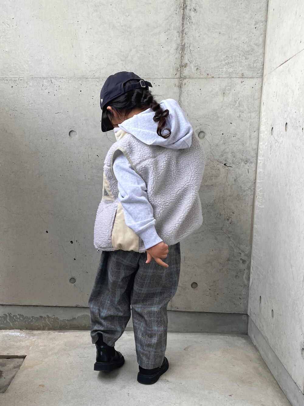 グレー系のベスト、グレー系のスウェット、グレー系のパンツを着用したキッズの冬コーディネートの5枚目の写真