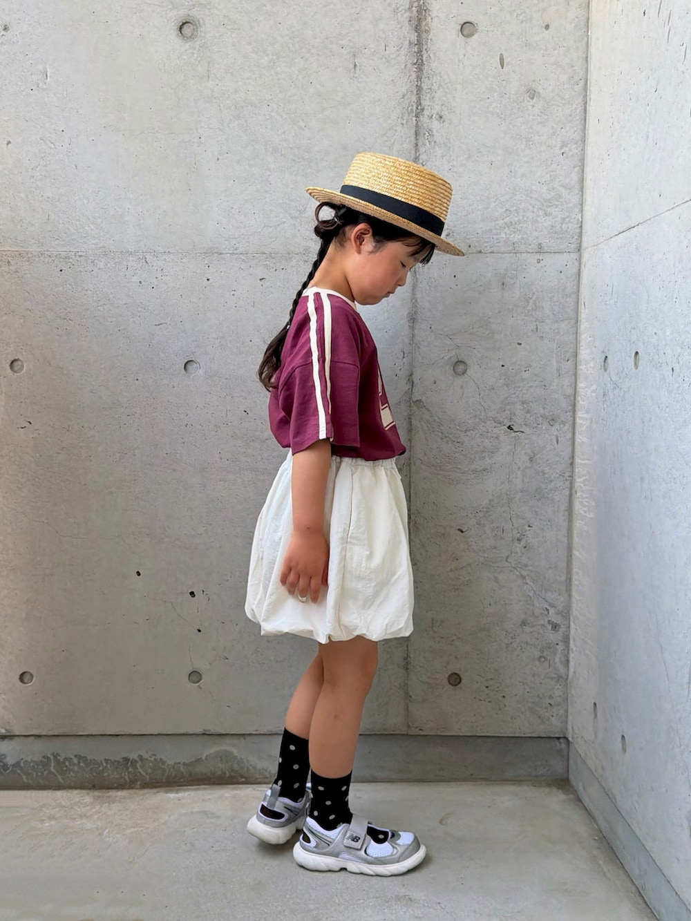 レッド系のTシャツ/カットソー、ホワイト系のその他パンツ、シルバー系のスニーカーを着用したキッズの春コーディネートの2枚目の写真