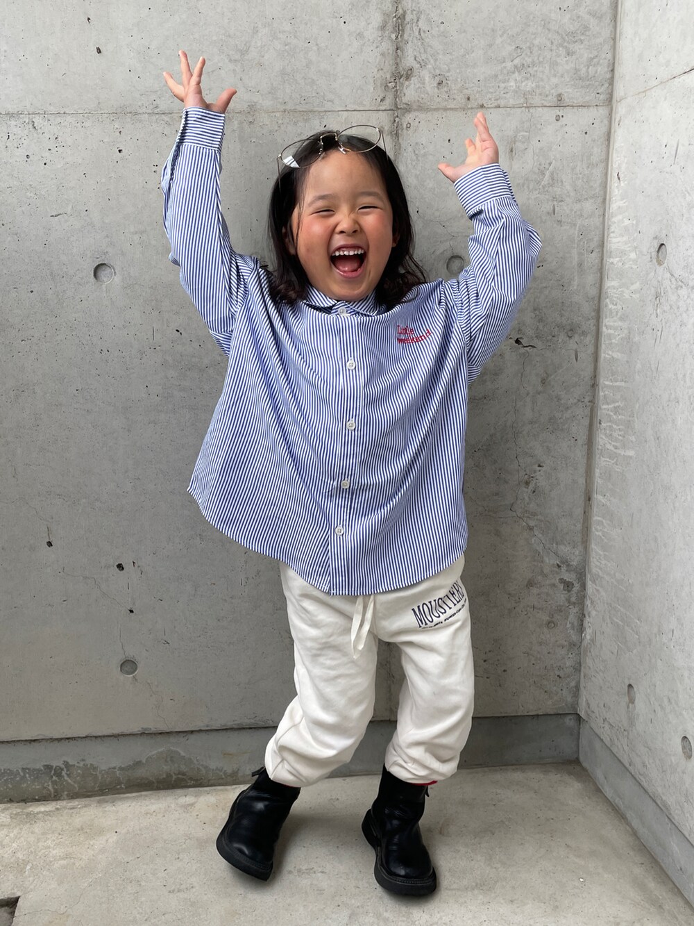 ブラック系のブーツ、ブルー系のシャツ/ブラウス、ホワイト系のその他パンツを着用したキッズの春コーディネートの5枚目の写真