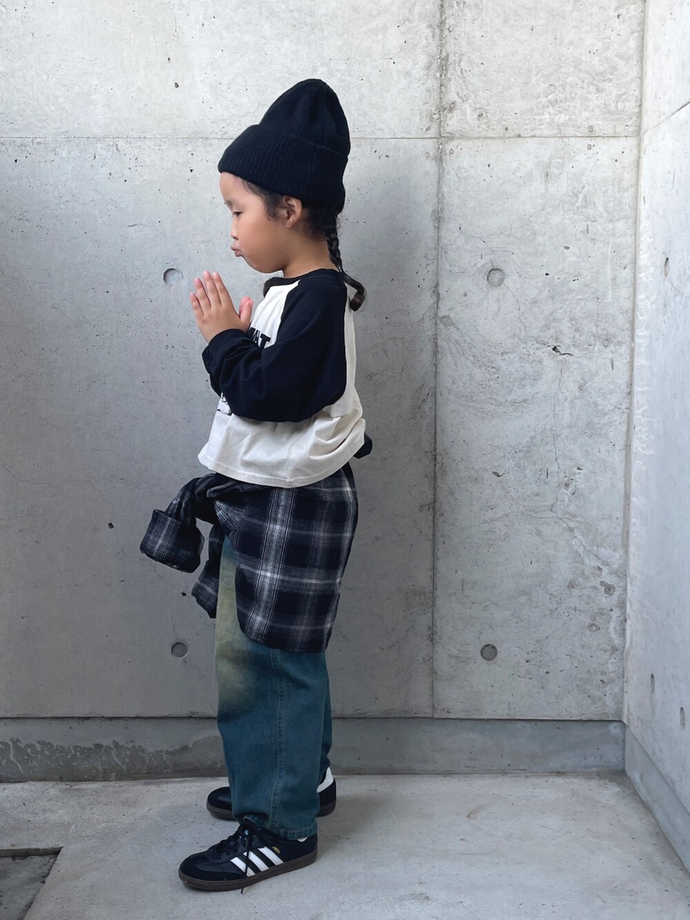 ホワイト系のトップス、ブラック系のシャツ/ブラウス、ブルー系のパンツを着用したキッズの秋コーディネートの3枚目の写真
