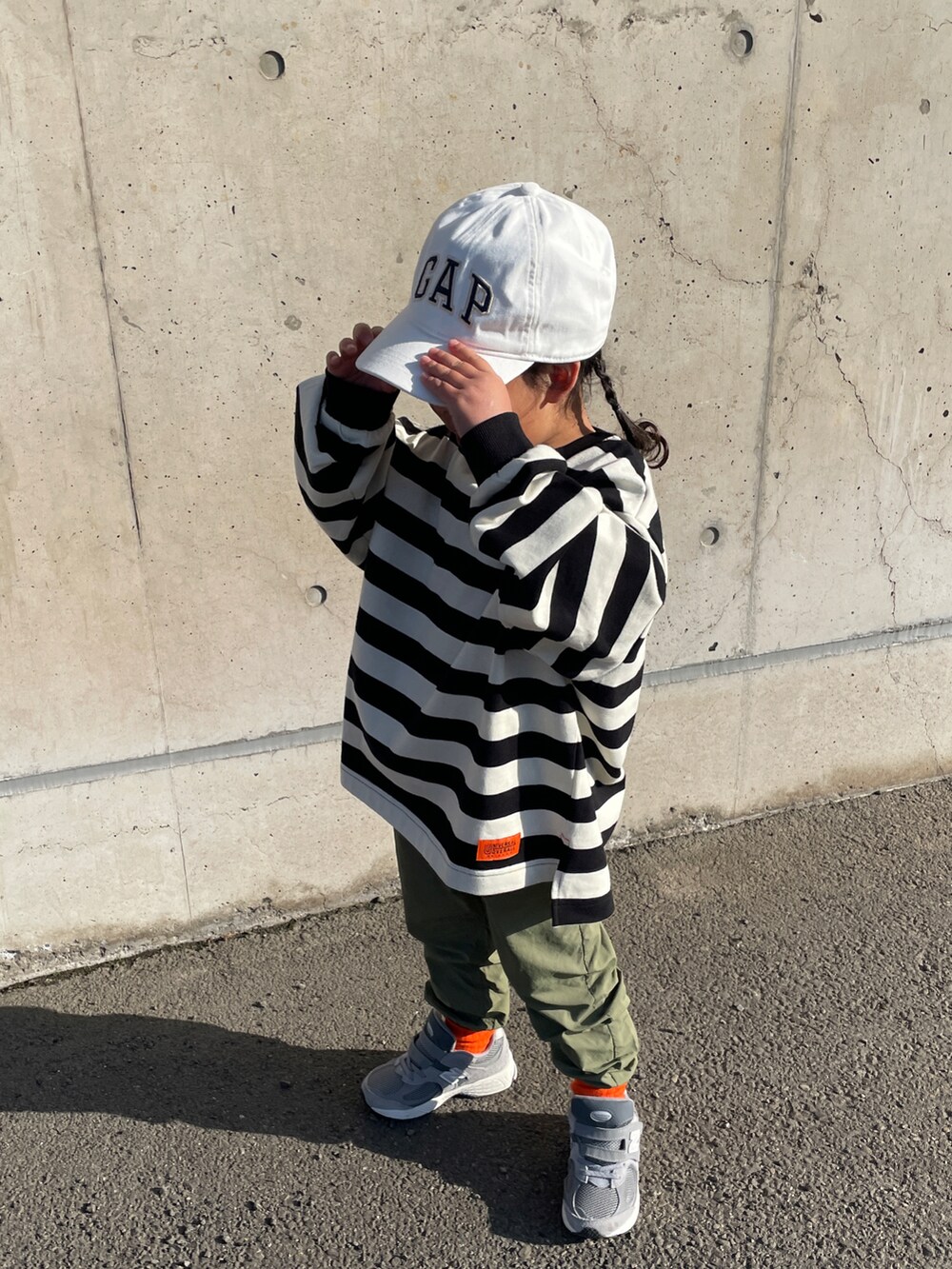 ブラック系のTシャツ/カットソー、グリーン系のその他パンツ、グレー系のスニーカーを着用したキッズの春コーディネートの3枚目の写真