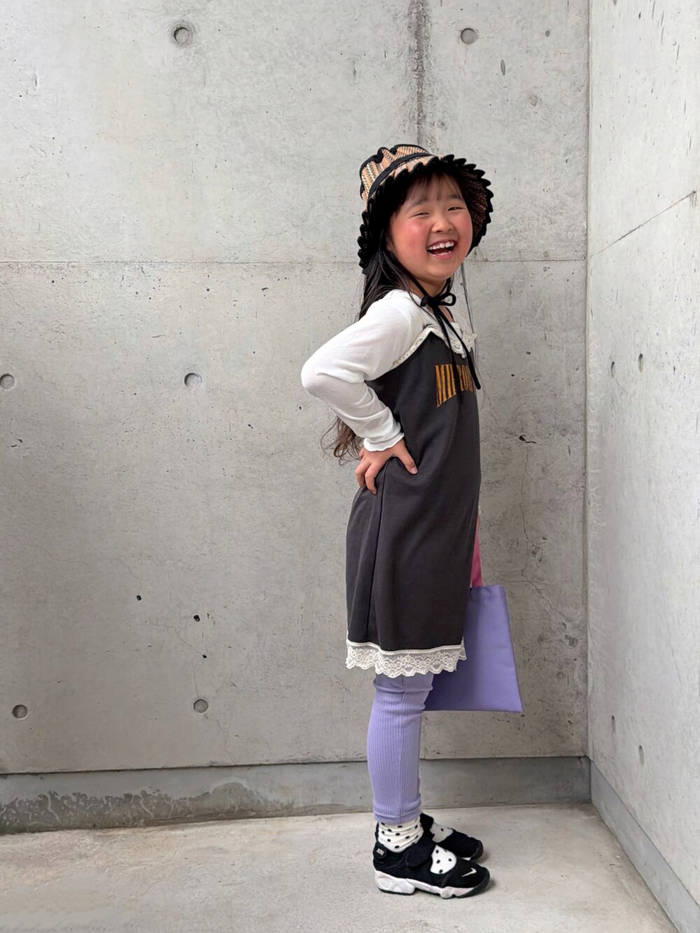 パープル系のその他パンツ、ホワイト系のTシャツ/カットソー、ブラック系のサンダルを着用したキッズの春コーディネートの4枚目の写真
