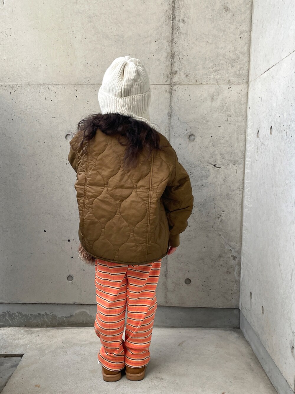 オレンジ系のその他パンツ、ブラウン系のショルダーバッグ、ブルー系のスウェットを着用したキッズの冬コーディネートの4枚目の写真