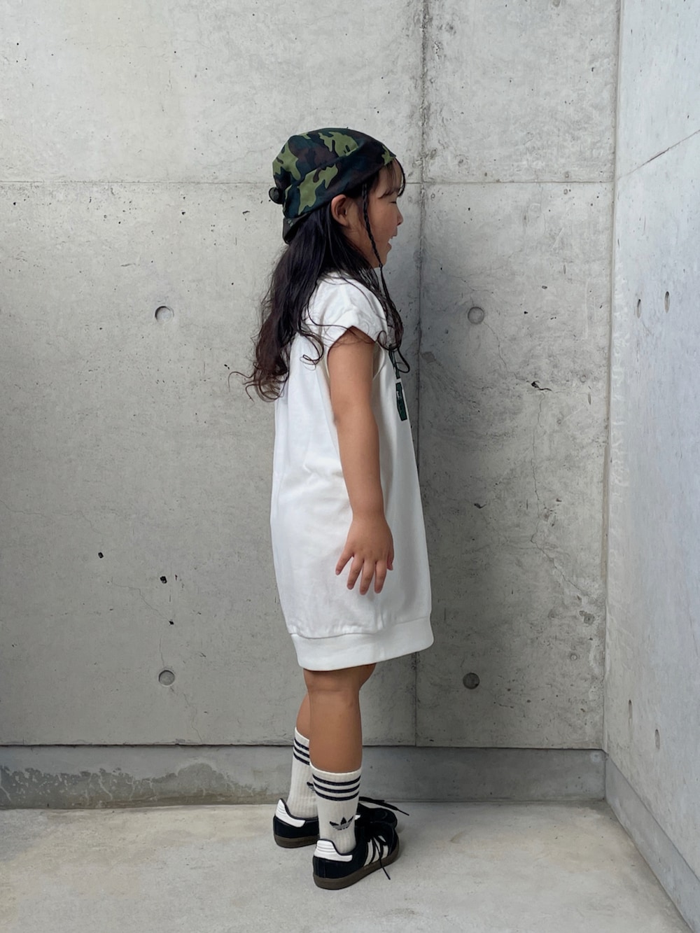 ブラック系のスニーカー、ホワイト系のワンピース、ブラック系のソックス/靴下を着用したキッズの夏コーディネートの3枚目の写真