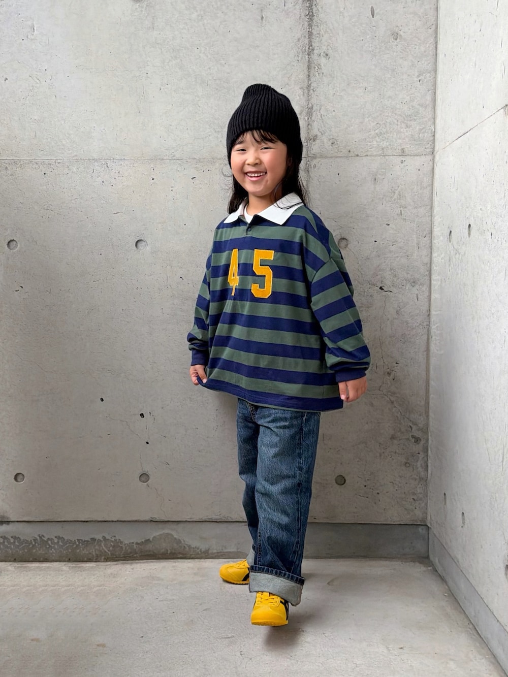 ブルー系のデニムパンツ、グリーン系のポロシャツ、ホワイト系のTシャツ/カットソーを着用したキッズの秋コーディネートの3枚目の写真