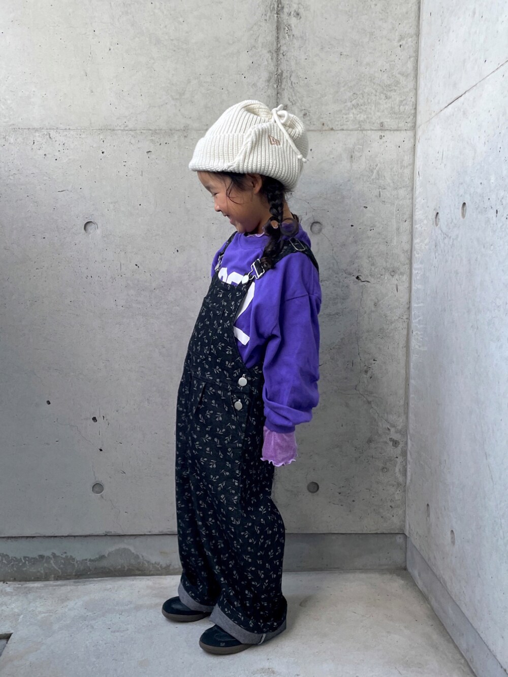 ブラック系のオールインワン・サロペット、パープル系のTシャツ/カットソー、パープル系のTシャツ/カットソーを着用したキッズの冬コーディネートの4枚目の写真