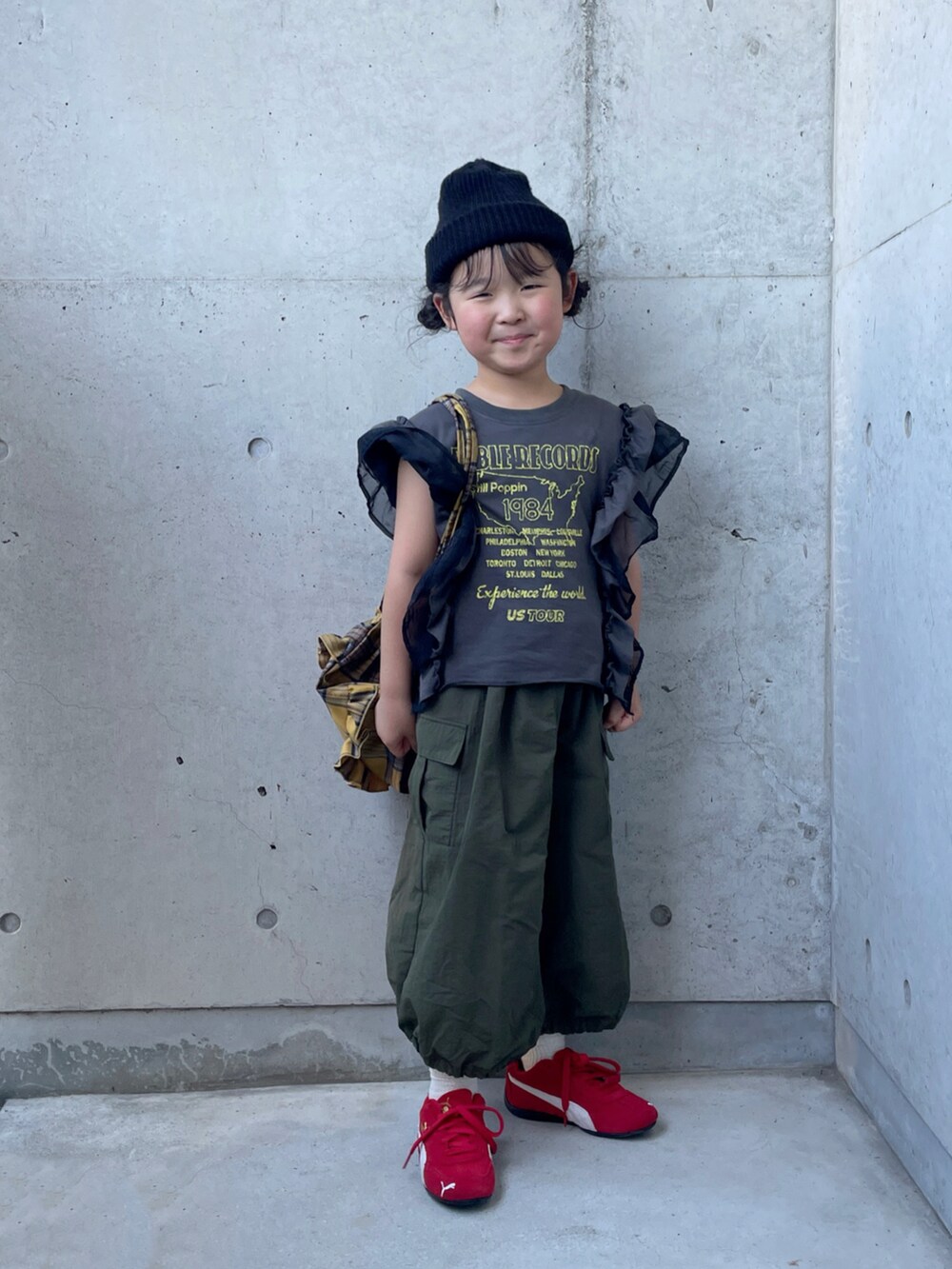 グレー系のTシャツ/カットソー、イエロー系のバックパック/リュック、レッド系のスニーカーを着用したキッズの秋コーディネートの5枚目の写真