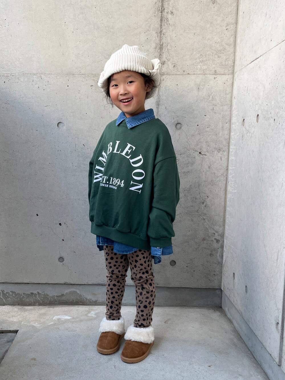 ブルー系のシャツ/ブラウス、グリーン系のトップス、ブラウン系のブーツを着用したキッズの秋コーディネートの3枚目の写真