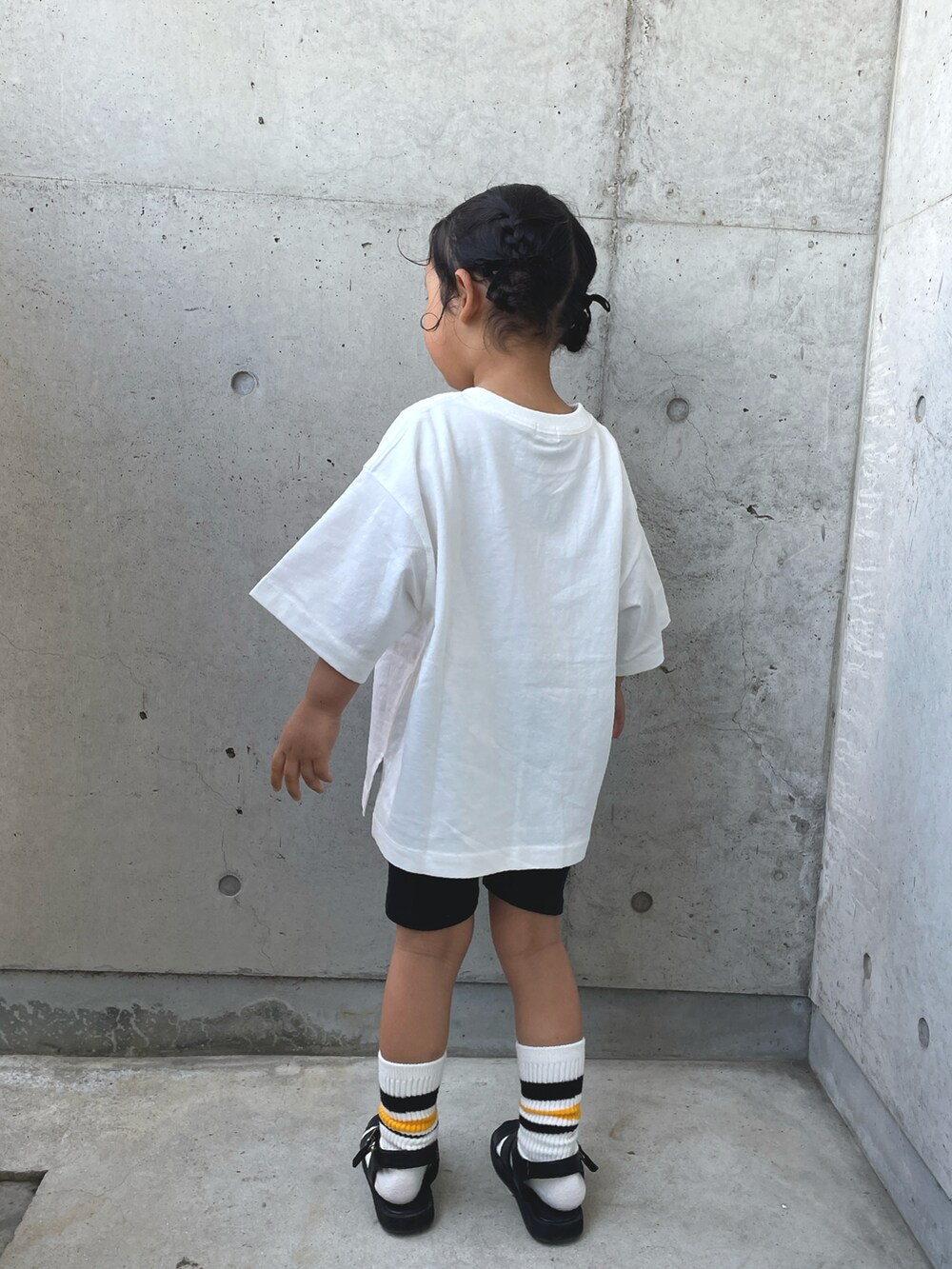ホワイト系のTシャツ/カットソー、ブラック系のサンダル、ブラック系のソックス/靴下を着用したキッズの春コーディネートの4枚目の写真