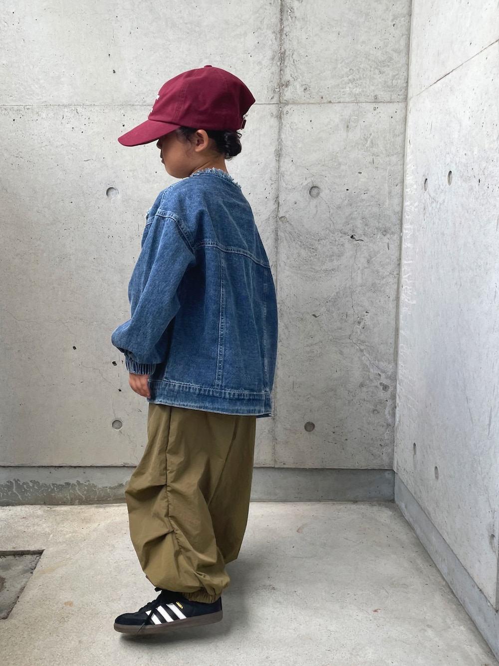 ブルー系のデニムジャケット、グリーン系のパンツ、ホワイト系のTシャツ/カットソーを着用したキッズの秋コーディネートの5枚目の写真