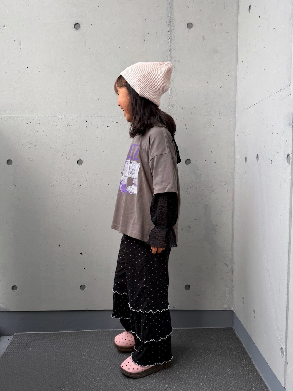 ブラック系のTシャツ/カットソー、ブラック系のその他パンツ、ブラック系のTシャツ/カットソーを着用したキッズの秋コーディネートの4枚目の写真