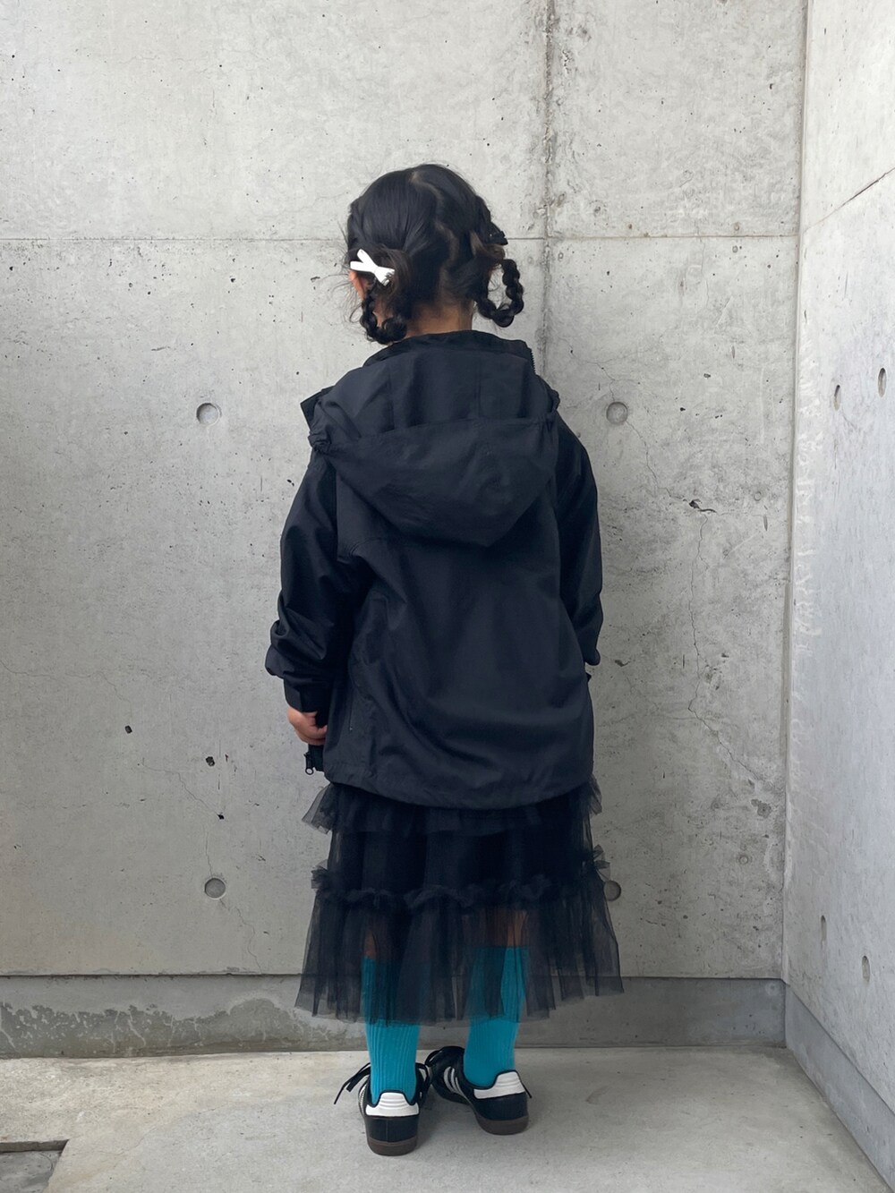 ブラック系のスニーカー、シルバー系のショルダーバッグ、ブルー系のTシャツ/カットソーを着用したキッズの春コーディネートの4枚目の写真