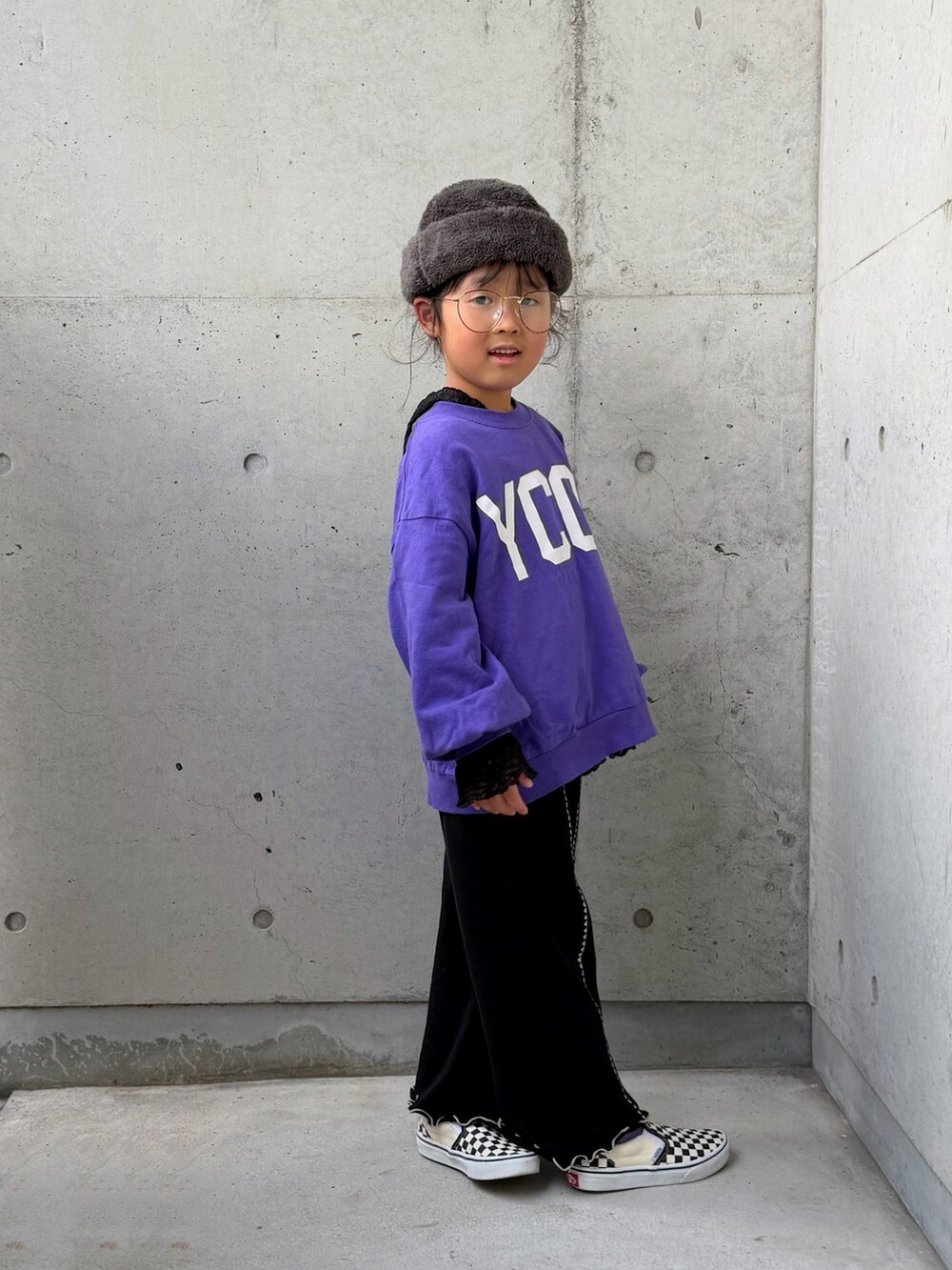 パープル系のTシャツ/カットソー、ブラック系のTシャツ/カットソー、ブラック系のスウェットパンツを着用したキッズの秋コーディネートの2枚目の写真