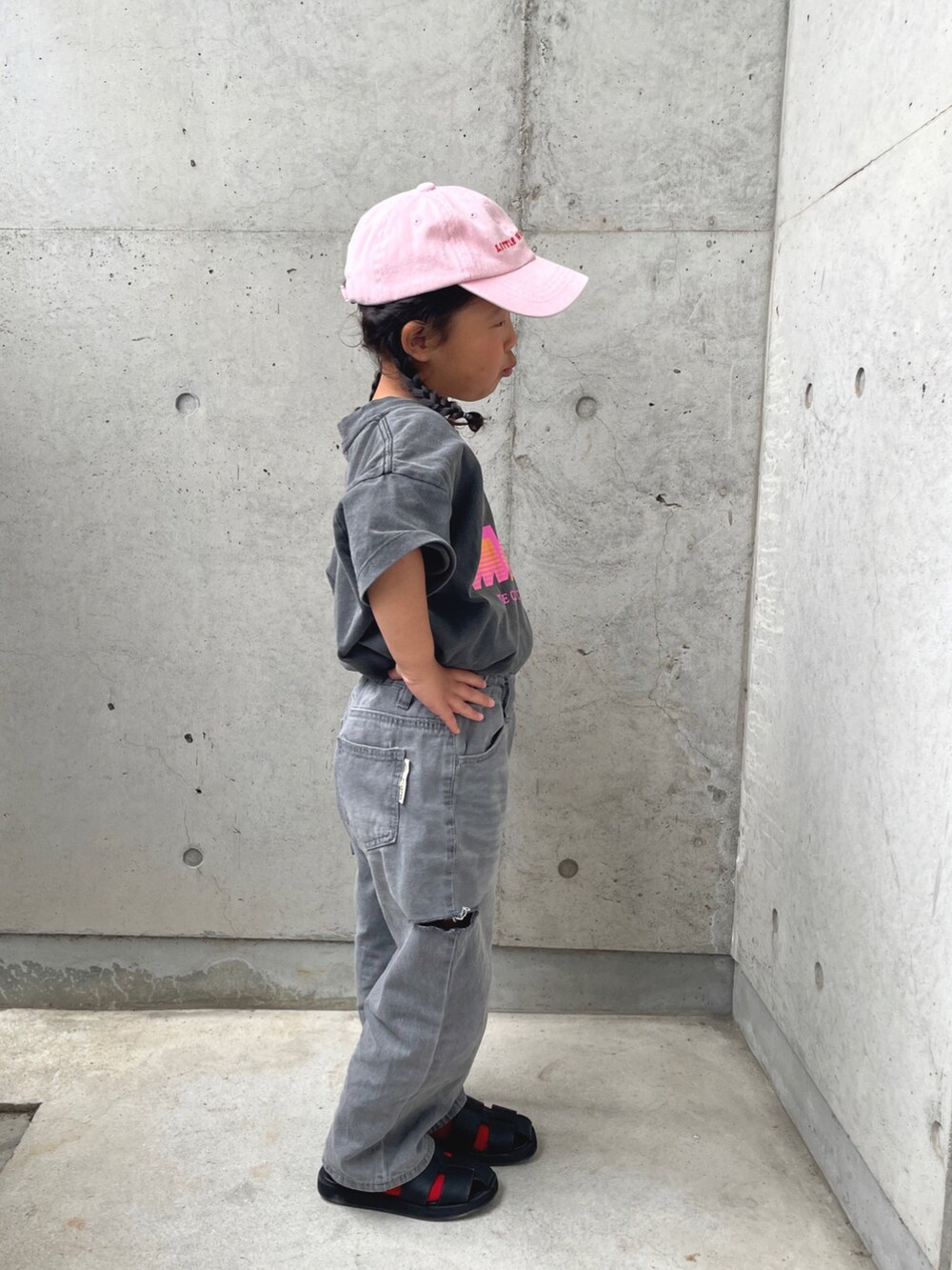 グレー系のTシャツ/カットソー、グレー系のデニムパンツ、ブラック系のサンダルを着用したキッズの春コーディネートの2枚目の写真
