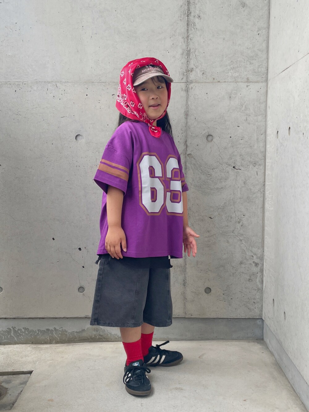 パープル系のTシャツ/カットソー、ブラック系のデニムパンツ、ブラック系のTシャツ/カットソーを着用したキッズの春コーディネートの5枚目の写真