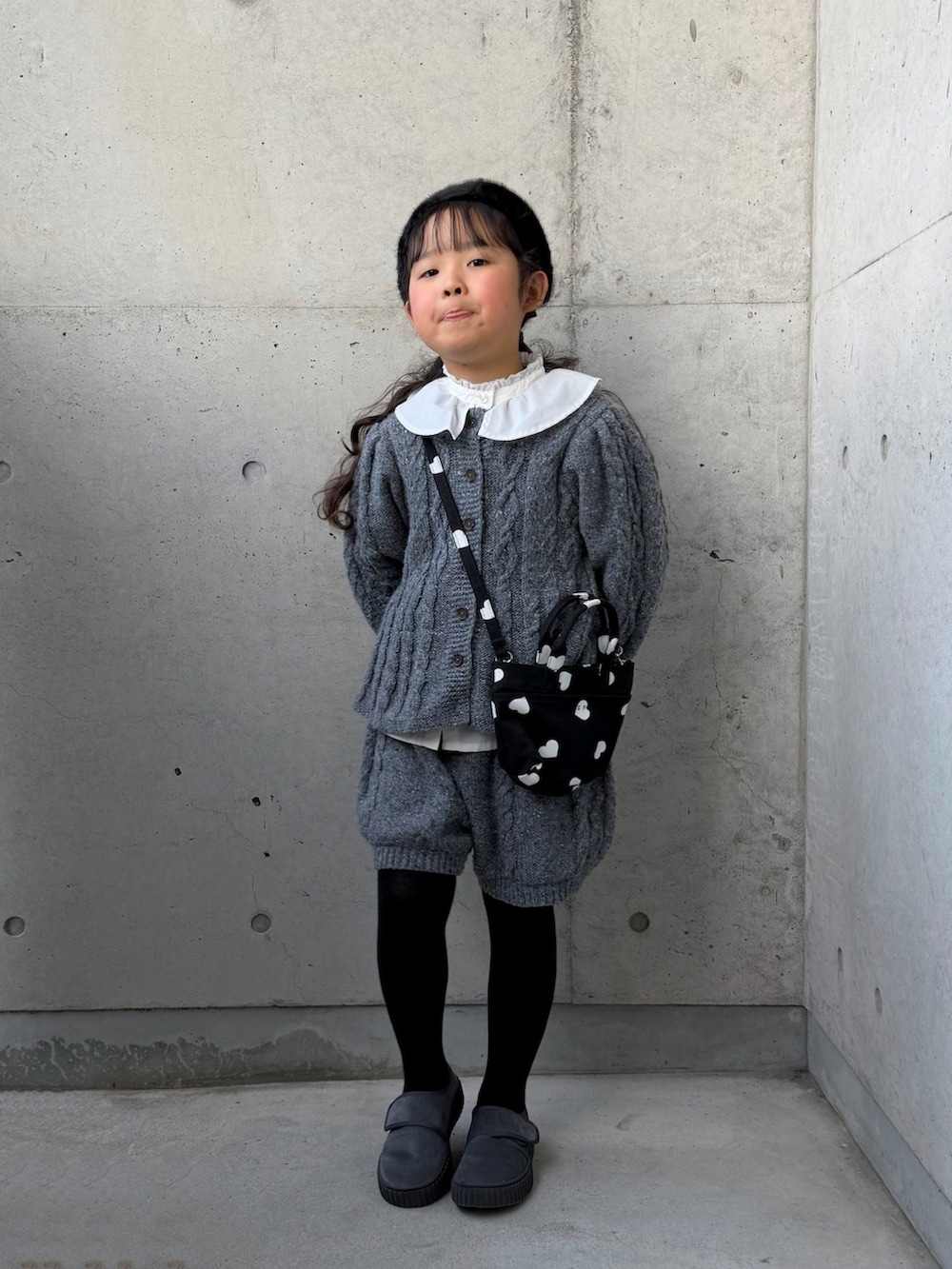 グレー系のニット/セーター、グレー系のその他パンツ、グレー系のその他シューズを着用したキッズの冬コーディネートの3枚目の写真