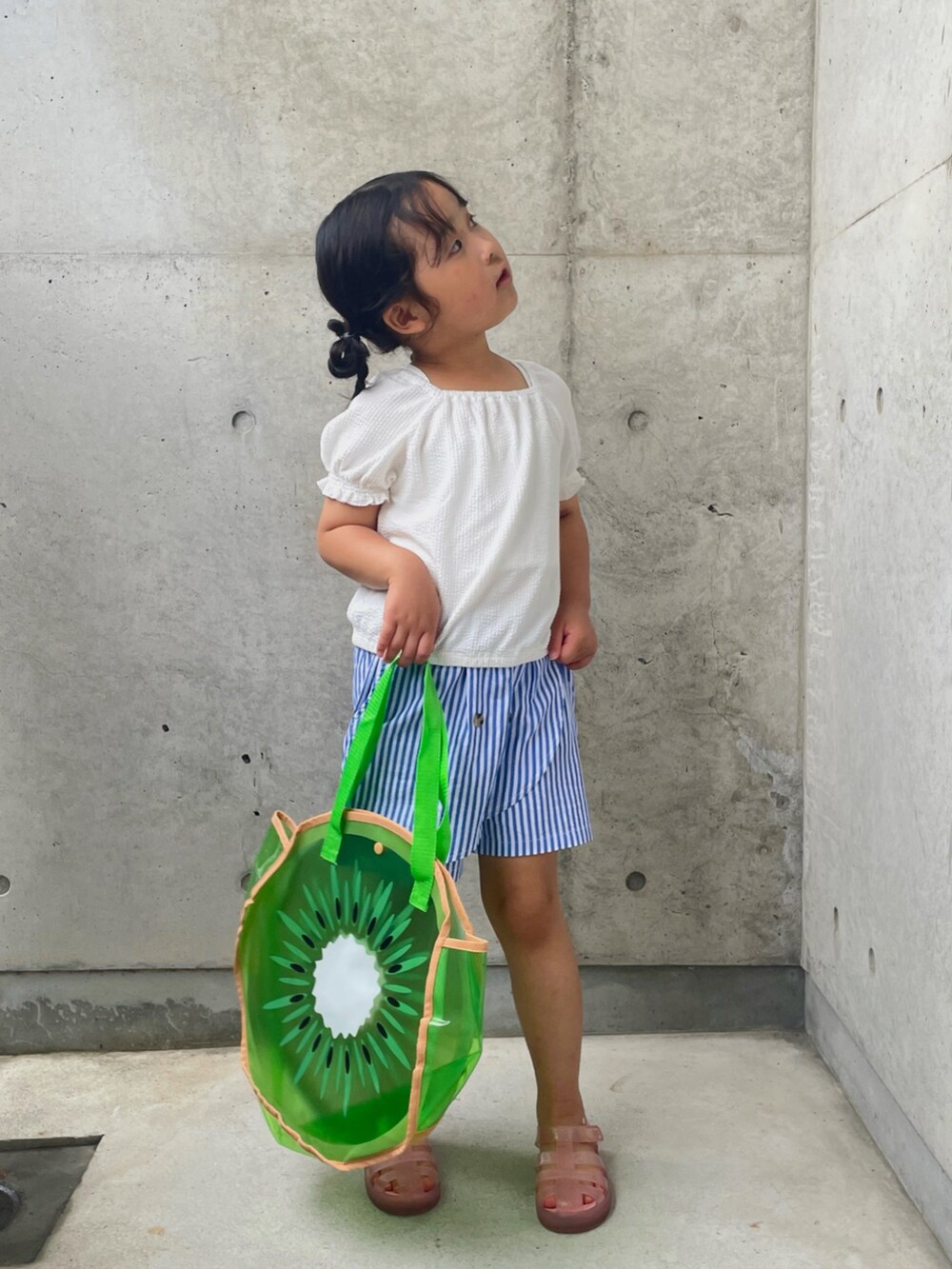 ブルー系のその他パンツ、ホワイト系のトップス、その他のサンダルを着用したキッズの夏コーディネートの2枚目の写真