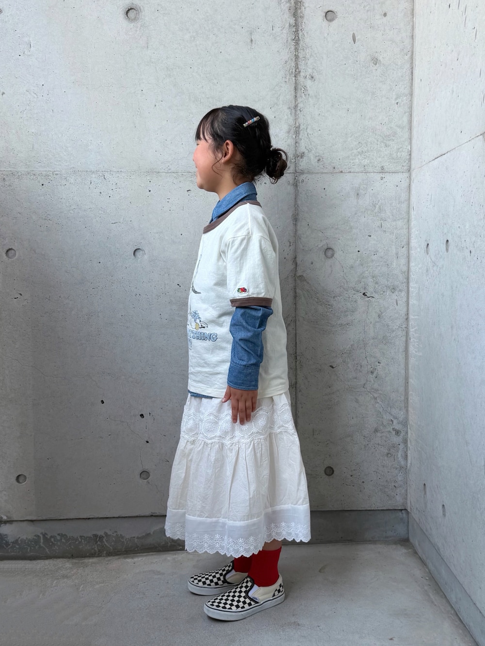 ホワイト系のTシャツ/カットソー、ブラック系のスリッポン、ブルー系のシャツ/ブラウスを着用したキッズの春コーディネートの2枚目の写真
