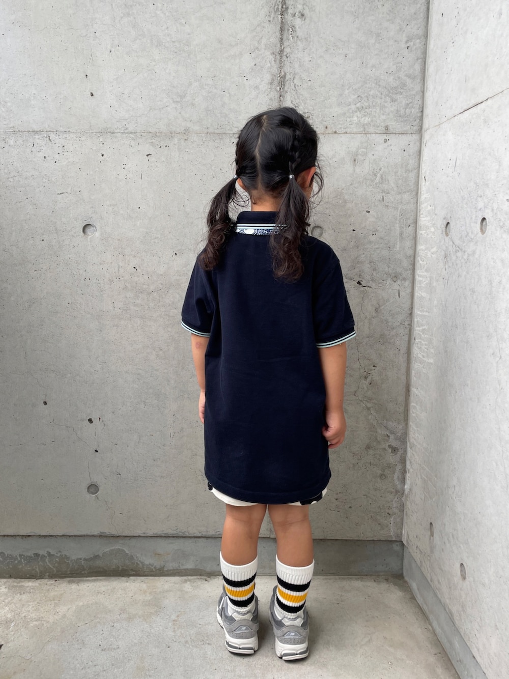 ブルー系のポロシャツ、ホワイト系のその他パンツ、グレー系のスニーカーを着用したキッズの春コーディネートの3枚目の写真