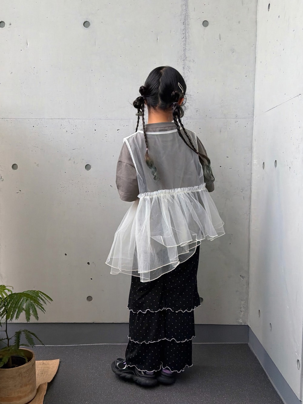 ホワイト系のTシャツ/カットソー、ブラック系のその他パンツ、ブラック系のサンダルを着用したキッズの夏コーディネートの4枚目の写真