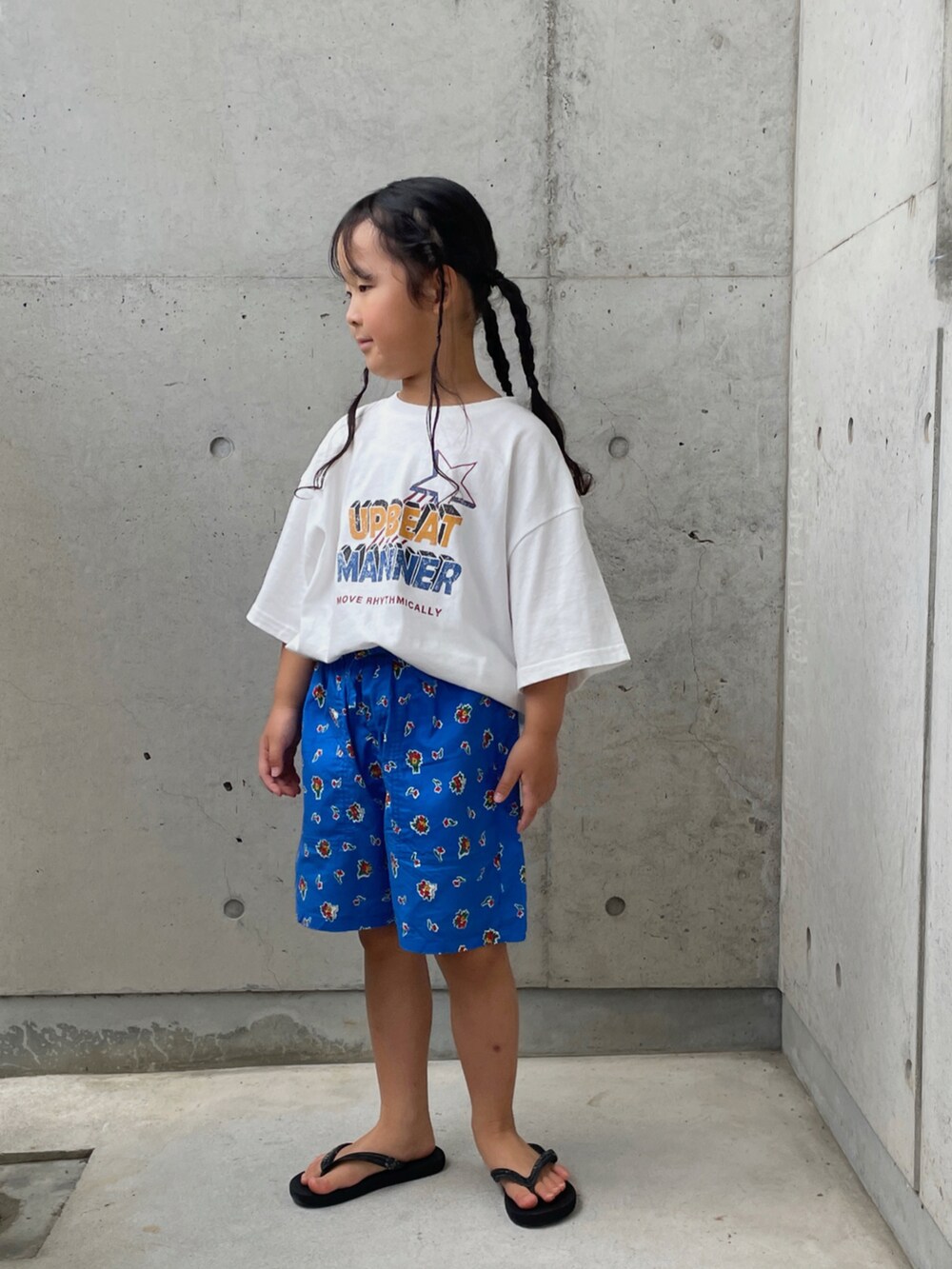 ブルー系のその他パンツ、ホワイト系のTシャツ/カットソー、ブラック系のサンダルを着用したキッズの夏コーディネートの2枚目の写真