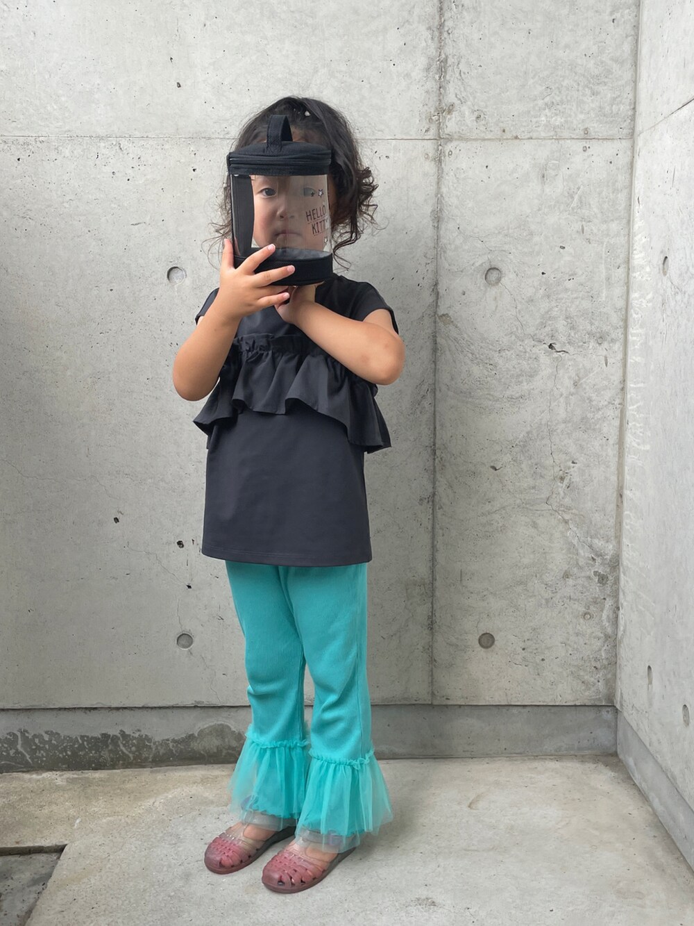 グレー系のタンクトップ、ホワイト系のサンダル、ブルー系のパンツを着用したキッズの夏コーディネートの4枚目の写真