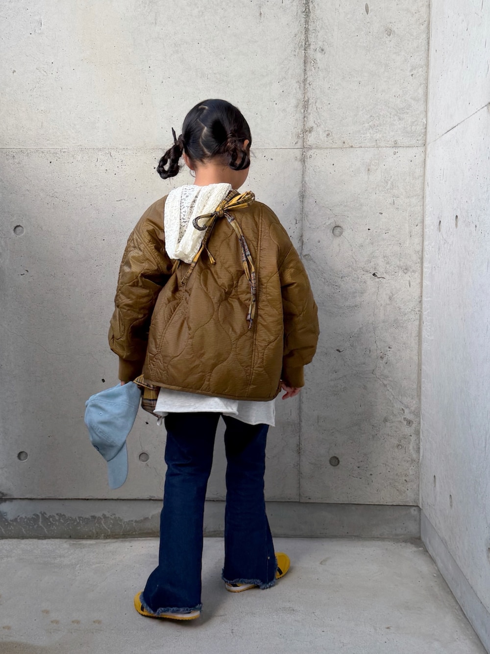 ブルー系のデニムパンツ、グレー系のワンピース、イエロー系のバックパック/リュックを着用したキッズの秋コーディネートの4枚目の写真