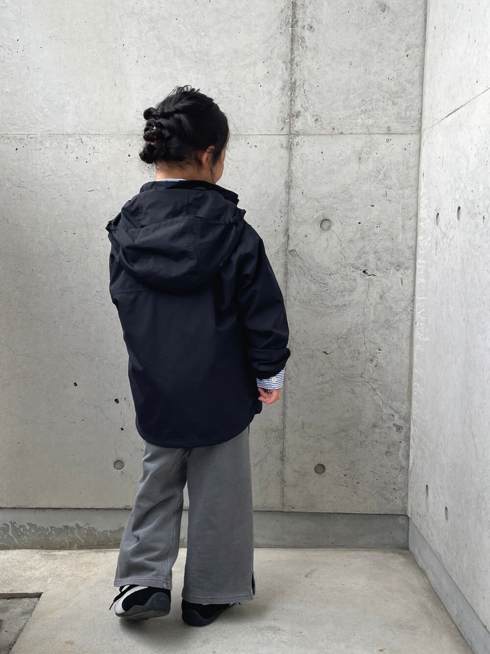 ブラック系のスニーカー、グレー系のパンツ、ブルー系のシャツ/ブラウスを着用したキッズの春コーディネートの4枚目の写真