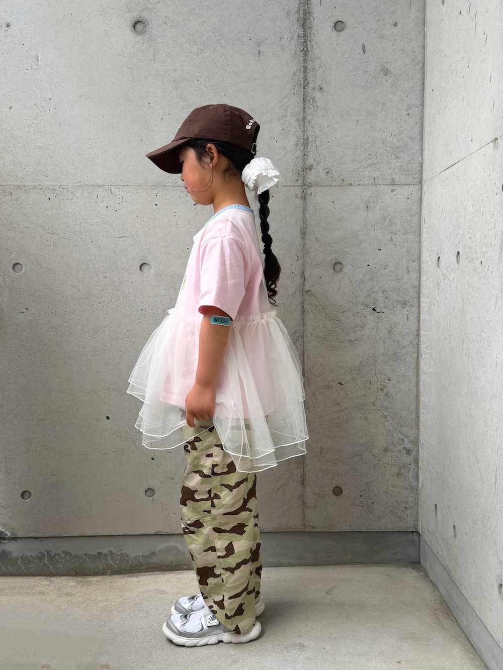 その他のその他パンツ、ピンク系のTシャツ/カットソー、ホワイト系のTシャツ/カットソーを着用したキッズの春コーディネートの4枚目の写真
