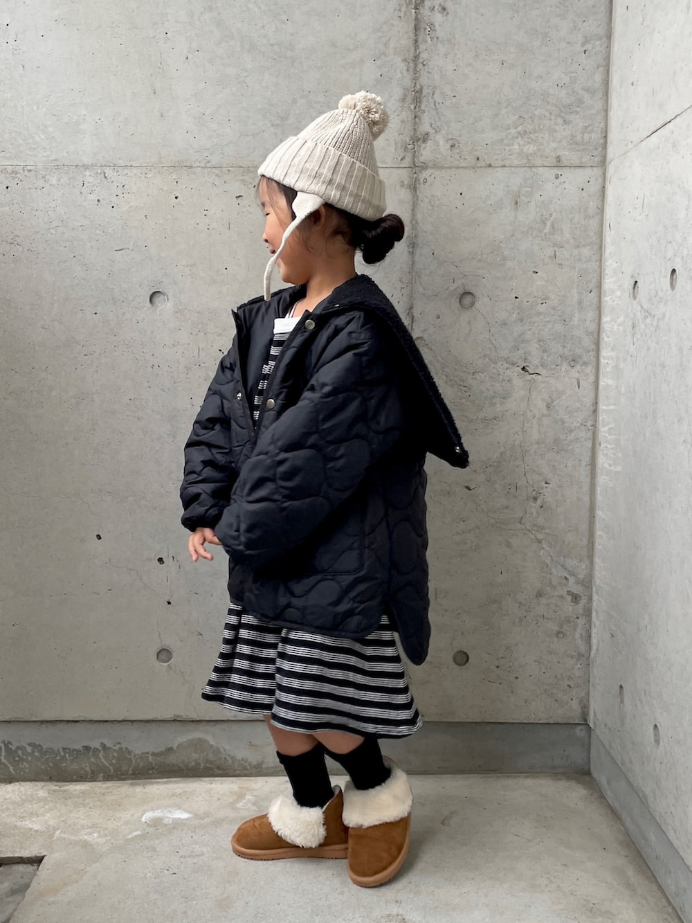 ブラック系のブルゾン、ブラック系のワンピース、ブラック系のキャミソールを着用したキッズの秋コーディネートの5枚目の写真