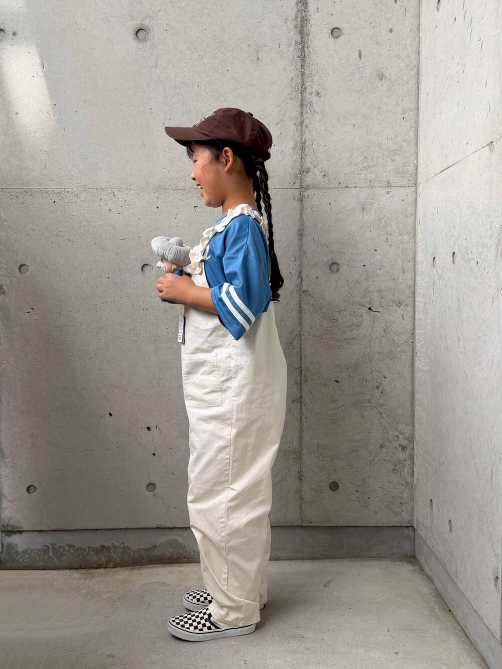 ブルー系のTシャツ/カットソー、ホワイト系のサロペット/オーバーオール、ブラック系のスリッポンを着用したキッズの夏コーディネートの2枚目の写真