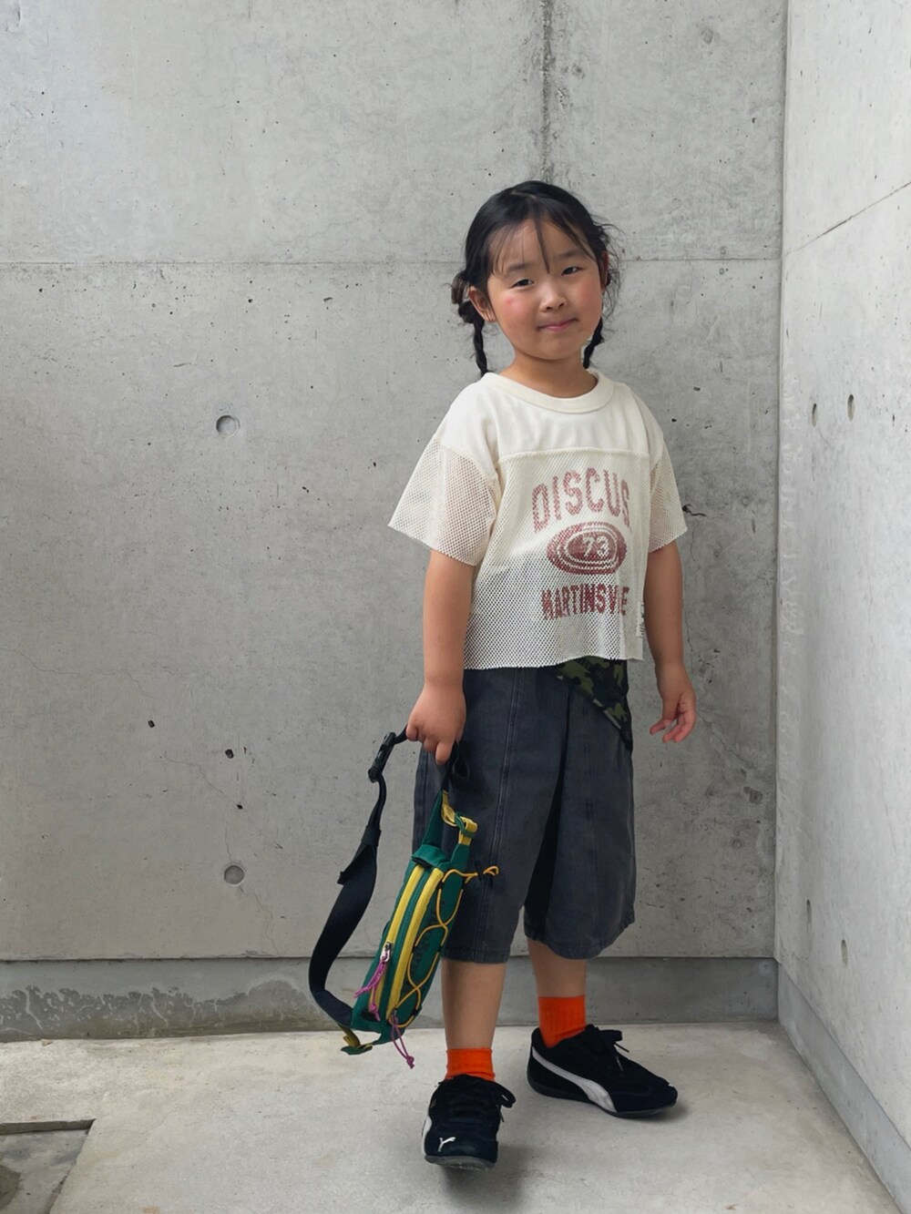 ホワイト系のTシャツ/カットソー、ブラック系のデニムパンツ、ブラック系のスニーカーを着用したキッズの夏コーディネートの4枚目の写真