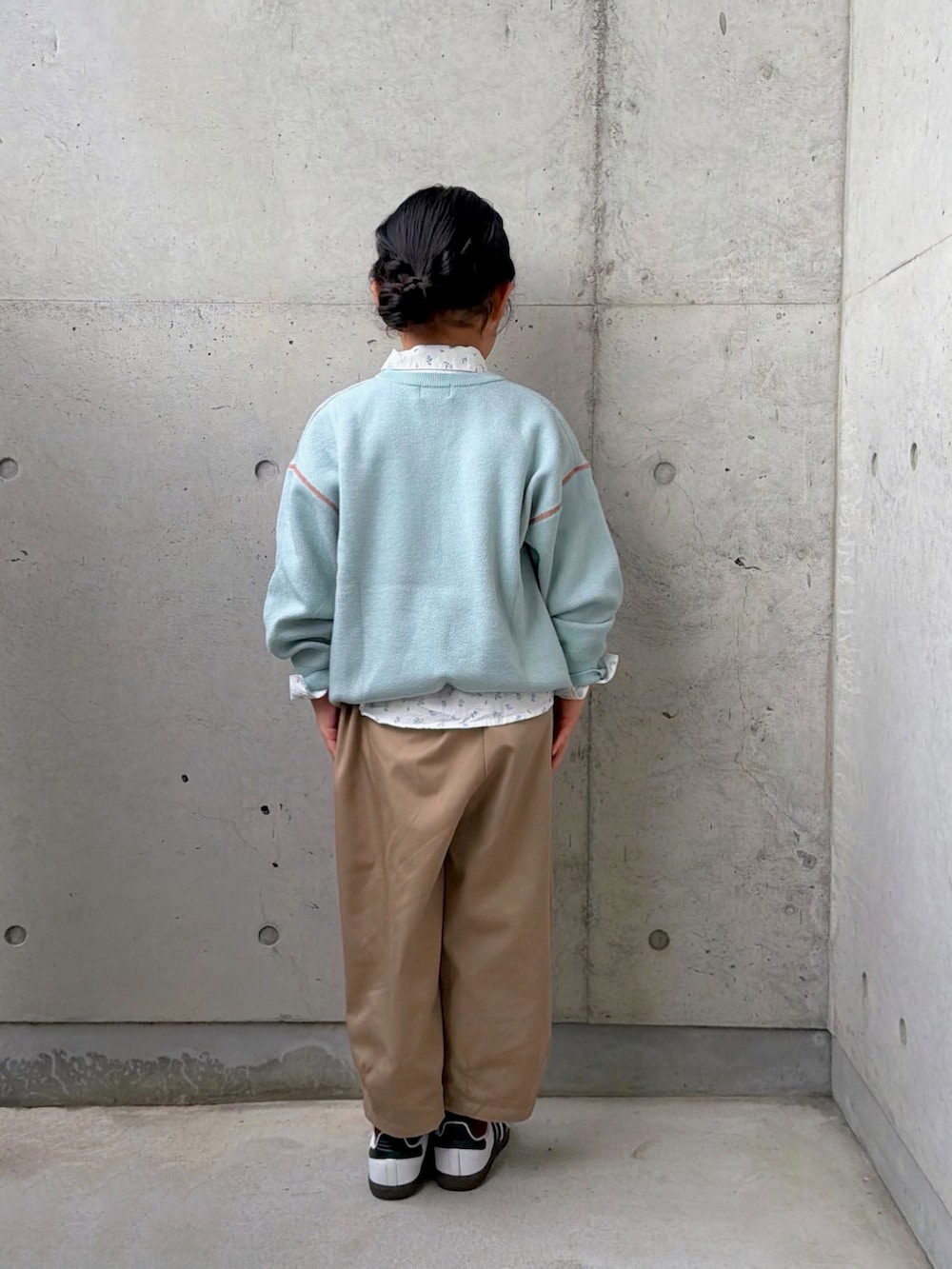 グリーン系のニット/セーター、ホワイト系のシャツ/ブラウス、イエロー系のその他パンツを着用したキッズの冬コーディネートの3枚目の写真