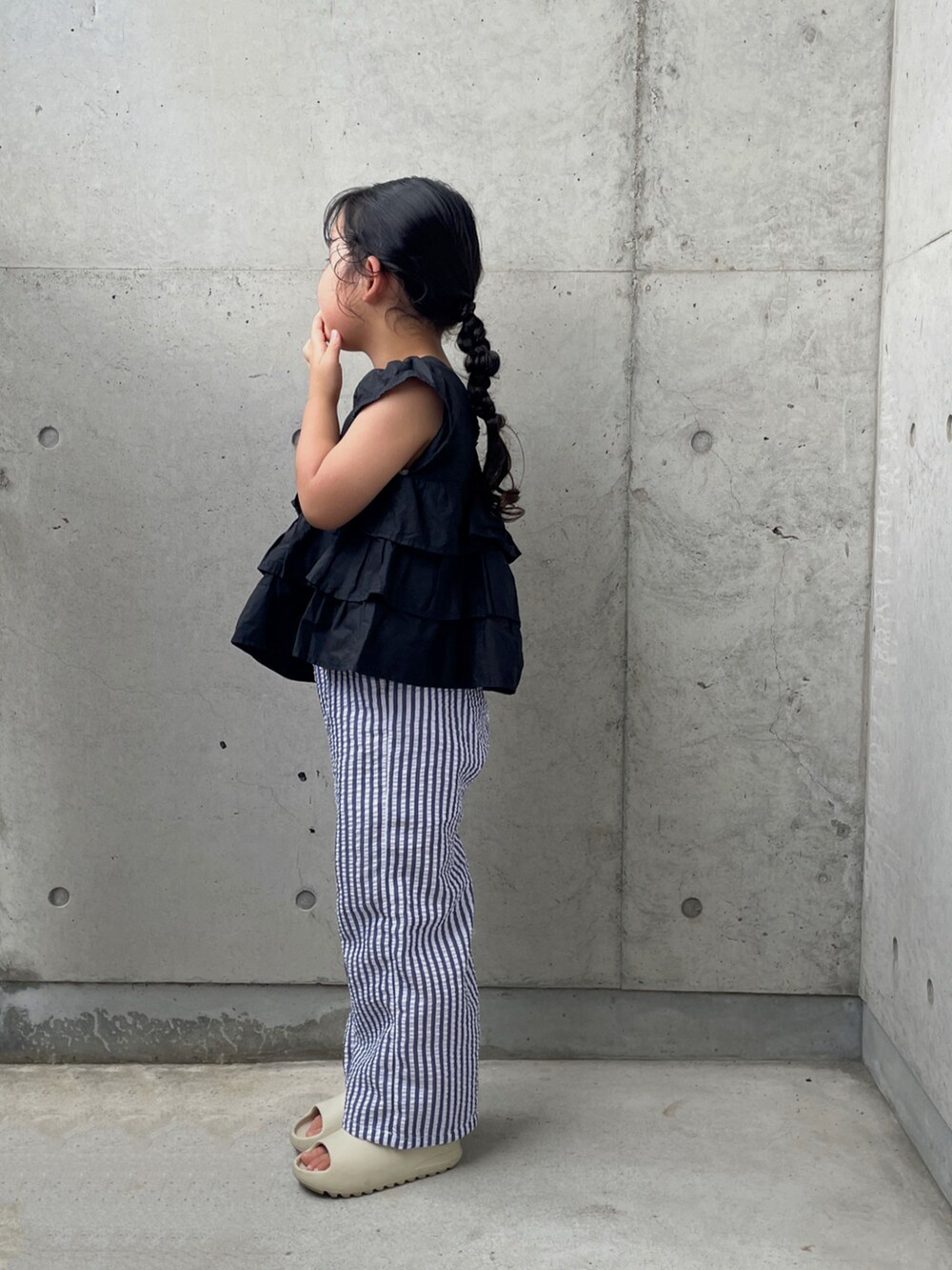 ホワイト系のキャミソール、ベージュ系のサンダル、ブラック系のシャツ/ブラウスを着用したキッズの夏コーディネートの4枚目の写真