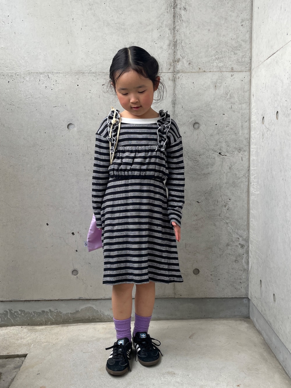 パープル系のエコバッグ/サブバッグ、ブラック系のワンピース、ブラック系のキャミソールを着用したキッズの春コーディネートの2枚目の写真
