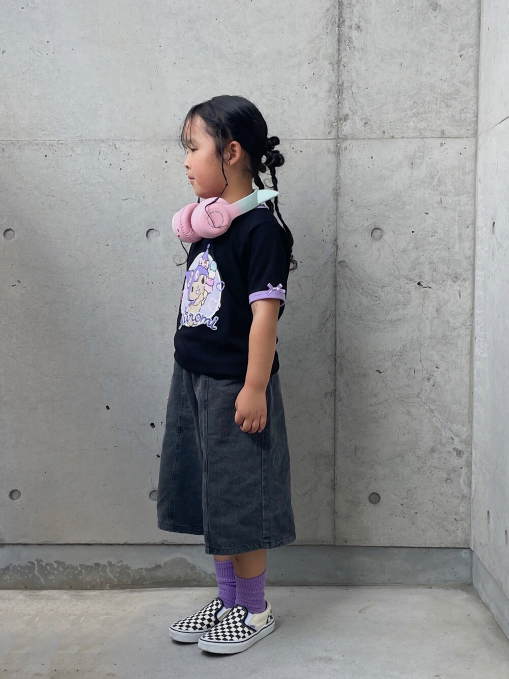 ブラック系のデニムパンツ、ブラック系のスリッポン、ブラック系のTシャツ/カットソーを着用したキッズの夏コーディネートの4枚目の写真